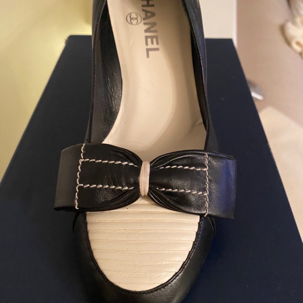 CHANEL BLACK AND WHITE TUXEDO PUMP WITH BOW.  SIZE 37 - Picture 3 of 5